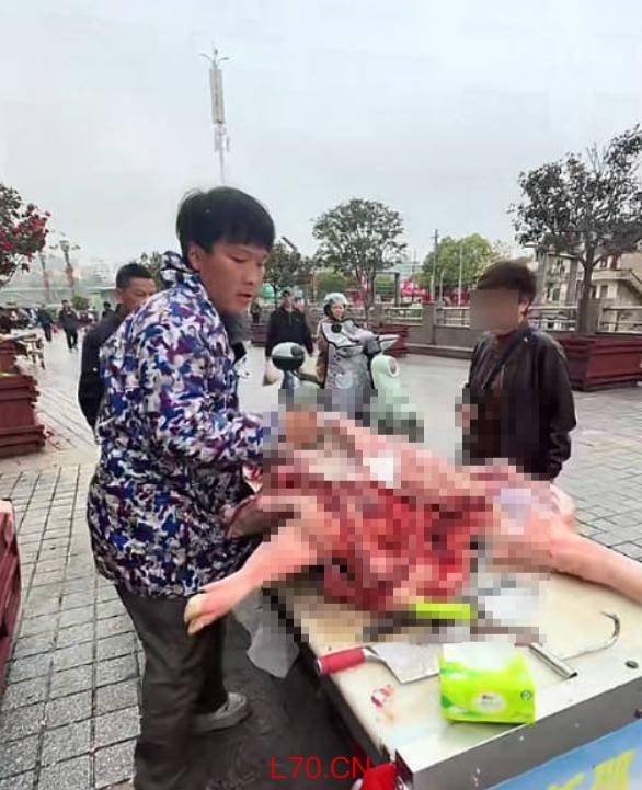 21岁小伙卖猪肉帮助抚养6个弟妹：羡慕同龄人上大学或出去打工，希望爸妈别再生了